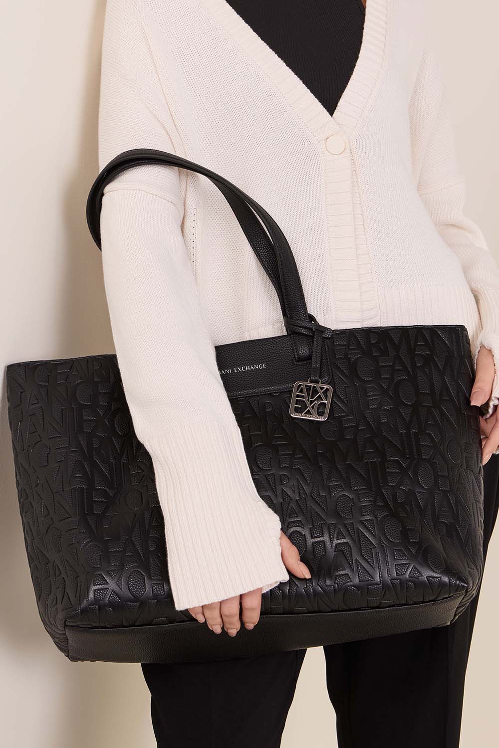 תמונת כל הלוק של תיק נשיאה